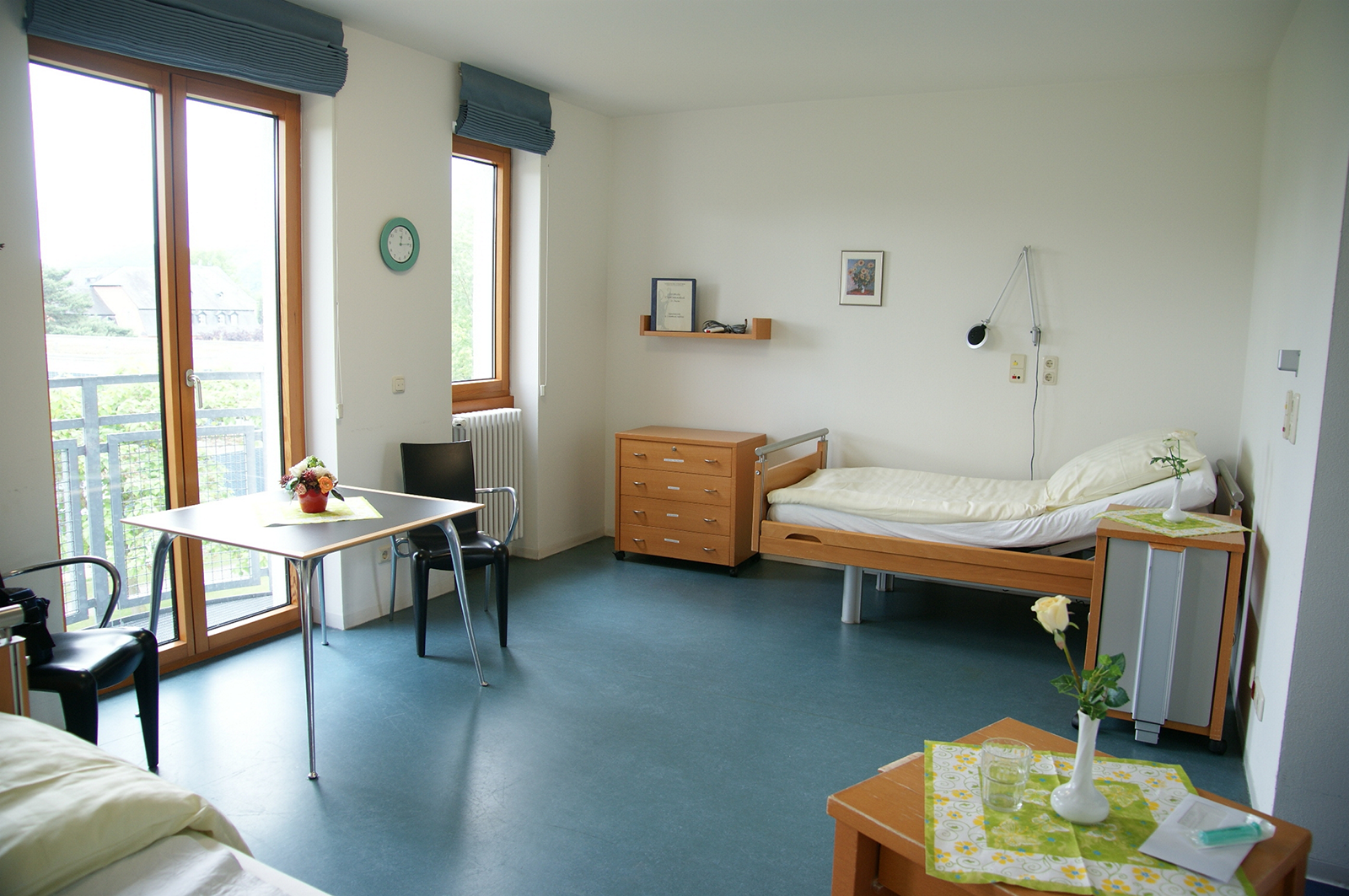 Ein Zimmer in der Geriatrischen Rehabilitationsklinik St. Irminen.