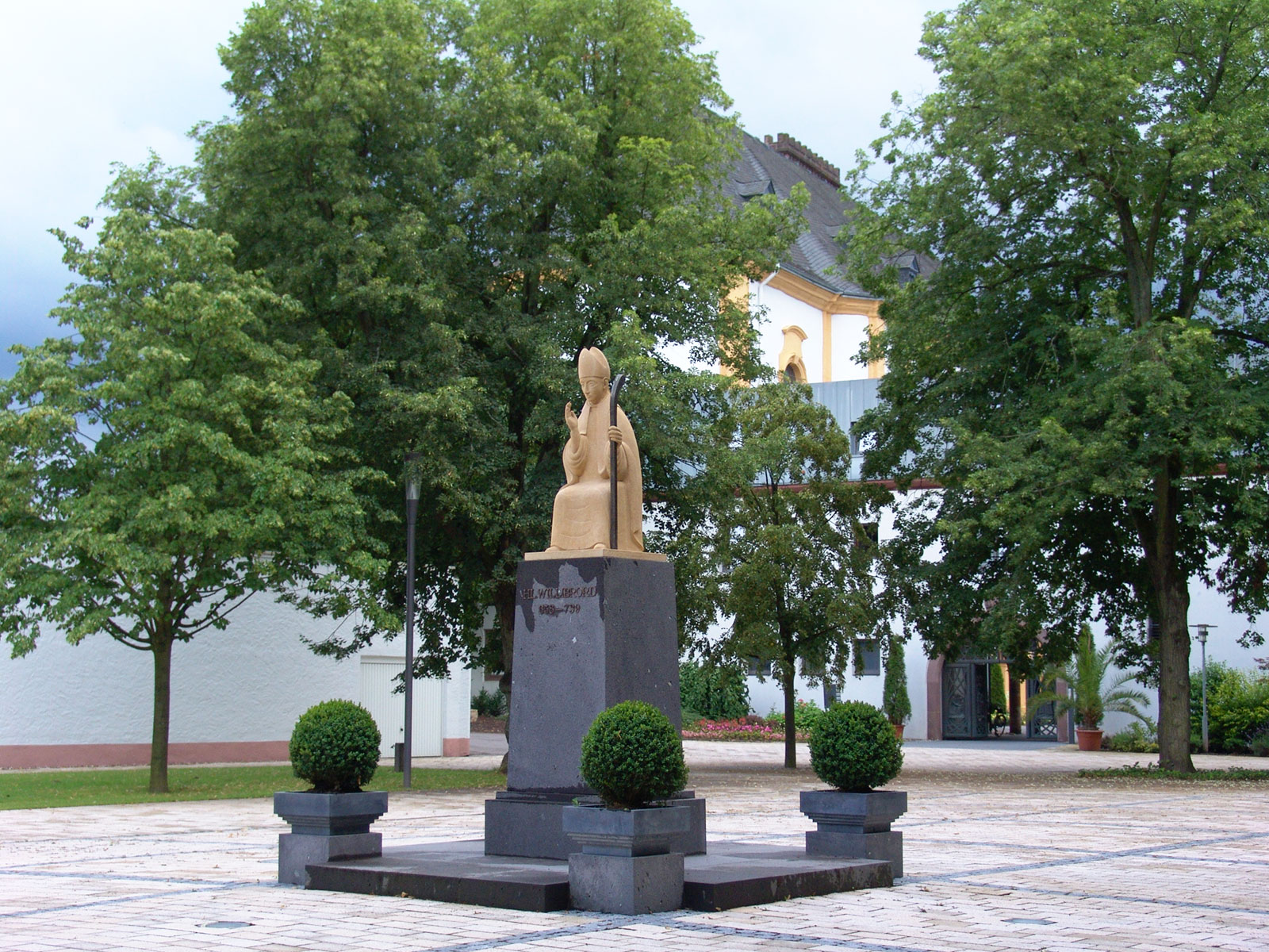 Das Willibrorddenkmal auf dem Irminenfreihof